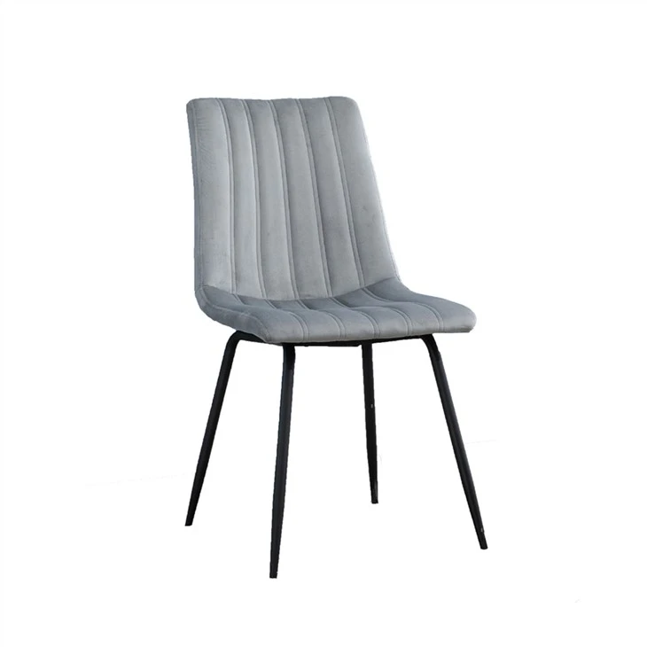 Una cómoda silla de comedor con patas de metal.