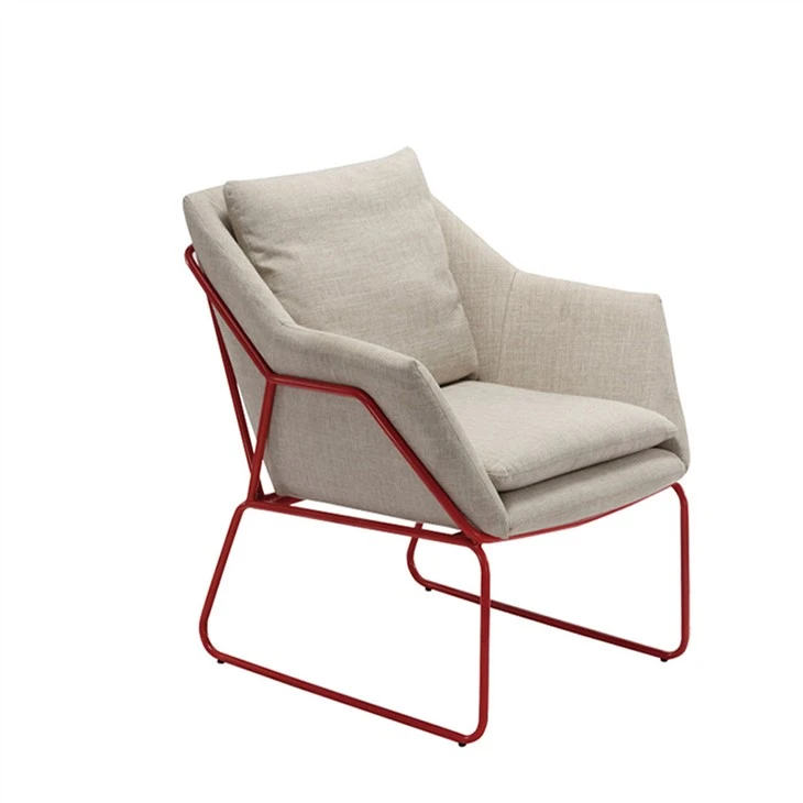 Sillón de tela con patas de acero