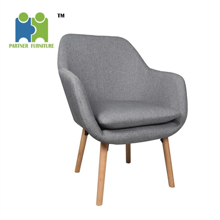 Sillón simple con patas de madera