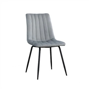 Una cómoda silla de comedor con patas de metal.