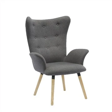 Nuevo sillón cómodo con patas de madera de haya.