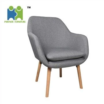 Sillón simple con patas de madera