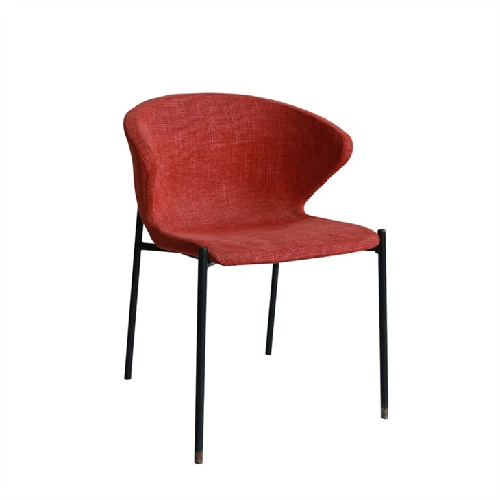 Cómoda silla de comedor con respaldo curvo