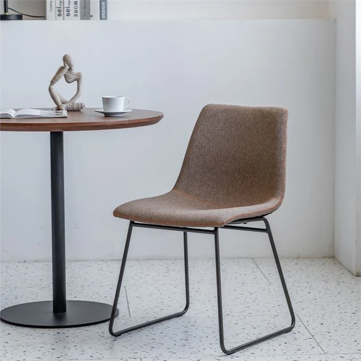 Silla de comedor moderna de mediados de siglo con base de metal negro