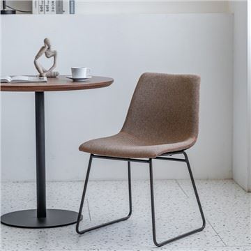 Silla de comedor moderna de mediados de siglo con base de metal negro