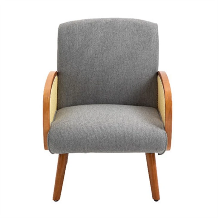 Elegante sillón con reposabrazos de ratán